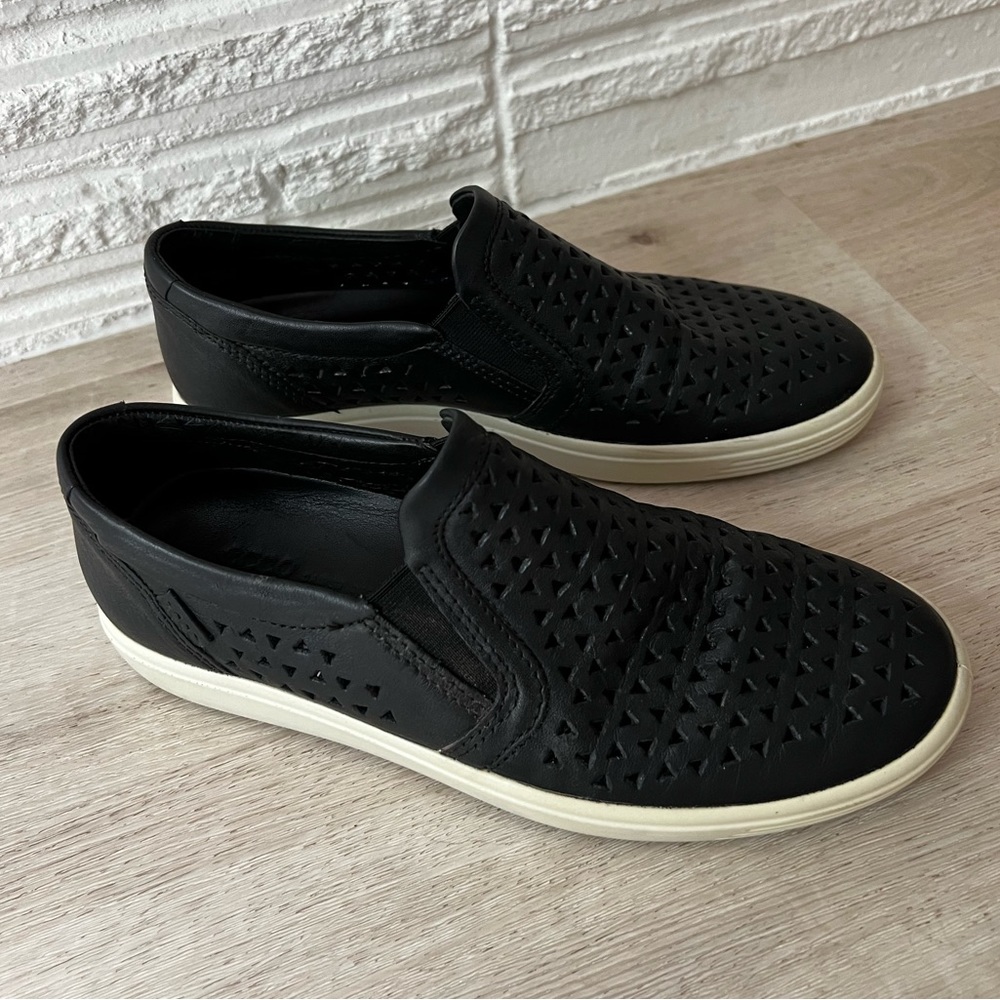 ECCO Women's Soft Perforated Slip-on Loafer Black size 6
